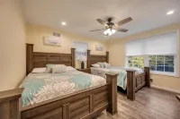 8 BEDROOM 5K Sq Ft Can Sleep 30, Minutes to Slopes and Lake, W/ VOLLEYBALL COURT - 4-Star