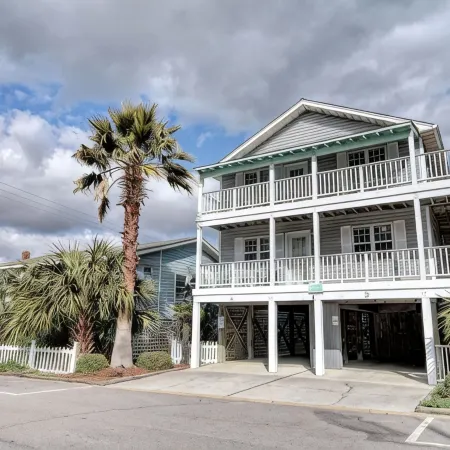 Classic Beach Cottage on Oceanside of Wrightsville Beach -Lower Level