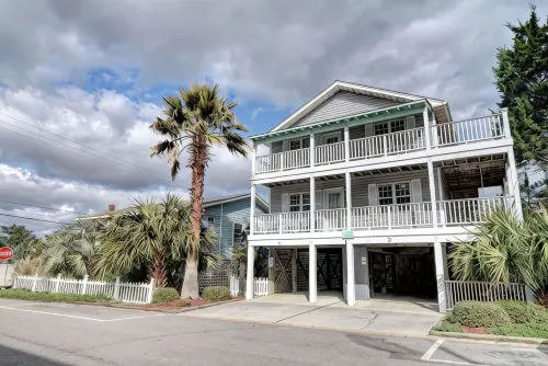 Classic Beach Cottage on Oceanside of Wrightsville Beach -Lower Level - Beach