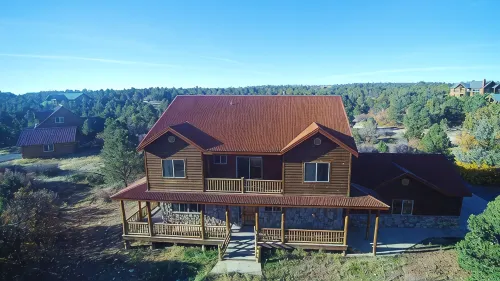 Beautiful home with lots of room. Large deck and amazing hot tub. - Balkoner