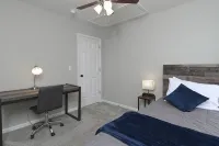 NEW! Beautiful Updated House w/ Fenced Backyard! - 4 stjerner