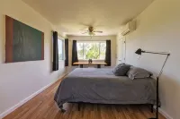 Peaceful River Retreat with Fireplace & Panoramic Views -  Privatzimmer