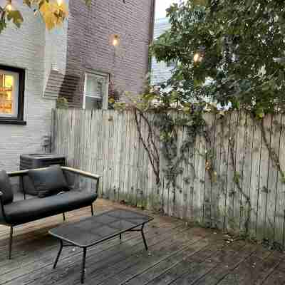 Row-home 3min drive to Central Market,Office,Patio w/ Fire Pit, Artistic Accents Hotel Exterior