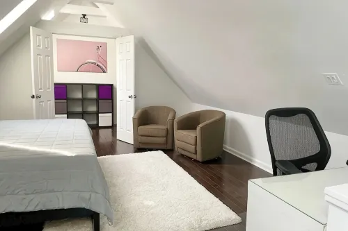 Large, modern 2 bedroom in the heart of Forest Park - Homestays
