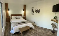 Newly Renovated 5-Bedroom Home Near Lambeau Field with Indoor Pool. - Homestays