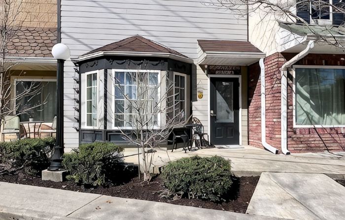Haven at Hazel ~ Downtown Studio, stylish and centrally located on the square.