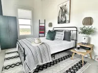 Gateway to the Hill Country and Texas Wineries on 10 acres! - 3성급