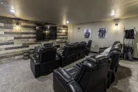 Modern spacious 5 bedroom, 3.5 bath, paved roads, hot tub, wifi, pool access - 精品