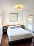 Walk to Love Lane! Immaculately renovated private cottage. - Country Houses