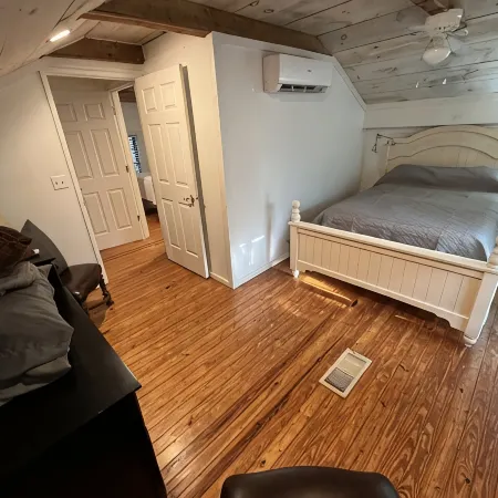 Cozy Cabin in the hills of Kentucky Lake. Family getaway or relaxing escape!