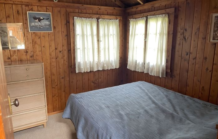 Beautiful Hubbard Lake, Lakefront Cottage