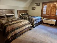 Lodge & cabin sleeps 21 - peaceful country setting 15 min to downtown Dublin GA - Wifi