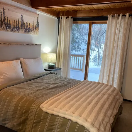 Apres’ Haus: Comfy A-Frame centrally located in Whitecap Village with fireplace