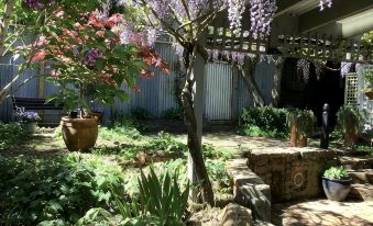 OJ's - Luxury Retreat Minutes from Shopping and Restaurants