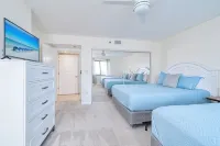 One Step to the Beach! / Spacious Beachfront Condo - Beach resorts