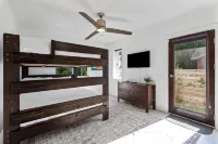 Family-Friendly Gainesville Home - Walk to UF - Pool + Sleeps 16 - balcón