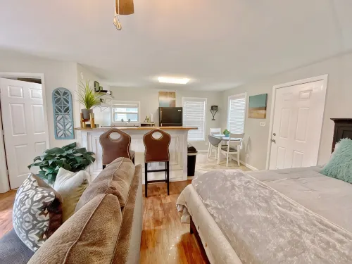 Furnished Blue door Studio home central- near restaurants, shopping and Lake - Apartments