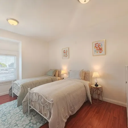 9 - Peaceful & Spacious 4B2B Upper Unit near FW