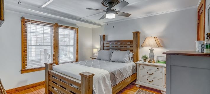 Cozy Mount Dora Cottage /Walk Downtown/ Pet Friendly / Fenced Yard Hotels in Mount Dora