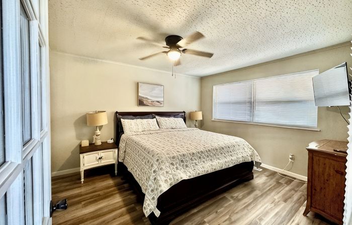 15 minutes to the airport. A peaceful nest in the middle of the city.