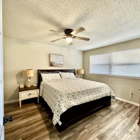 15 minutes to the airport. A peaceful nest in the middle of the city.