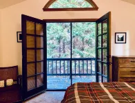 Treehouse Lodge- A quiet hilltop creative retreat, minutes from the lake. - شرفة