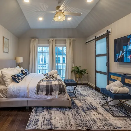 Luxury Beachside Vacation Getaway-OceanView, King beds, Steps to beach, Casino