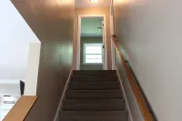 Cozy Home Near Downtown, Shops, and Restaurants. - Wifi