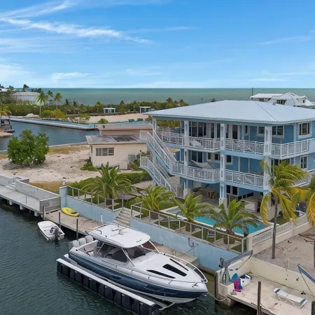 KEY LARGO 5 Bed Waterfront STUNNER with Elevator, Pool & Dock mins to the Reef