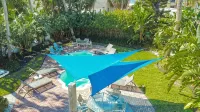 4-Bed Coastal Retreat: Heated Pool, 200 Steps to Beach, Walk to Fun! - สระว่ายน้ำส่วนตัว