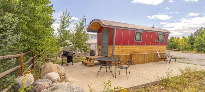 ☆ Magical Gypsy Wagon ☆ Unique Mountain Getaway Hotels in Park County