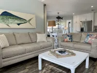 Bright, newly updated 3 BR 2 BA condo - Walk to Pier and Village! - Balkoner