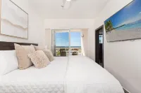 Modern Beachfront Retreat 2 King Suites + - balcony