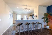 Modern Home Near Rose District: KING Bed, Hot Tub -  Privatzimmer