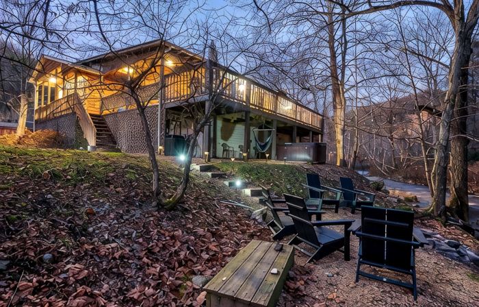 Spacious Hideaway w/ hot tub and creek- 1 mile from beautiful Watauga Lake
