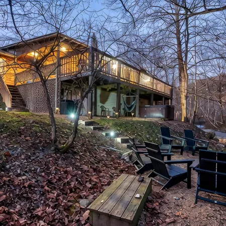 Spacious Hideaway w/ hot tub and creek- 1 mile from beautiful Watauga Lake