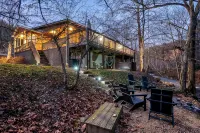 Spacious Hideaway w/ hot tub and creek- 1 mile from beautiful Watauga Lake - Wifi