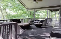 Lakefront Retreat in Quite Cove on Luxurious Lake Toxaway - Homestays