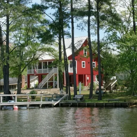Lake Marion's Big Red House. W/ Dock and Kayaks. Pet Friendly please read policy