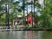 Lake Marion's Big Red House. W/ Dock and Kayaks. Pet Friendly please read policy - WiFi