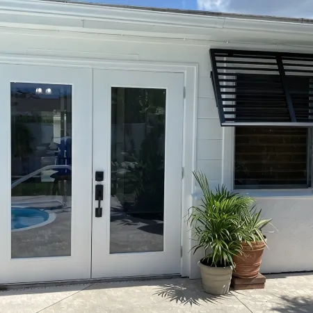 Tropical Backyard Heated Pool House Close to Beach