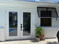 Tropical Backyard Heated Pool House Close to Beach - 4성급