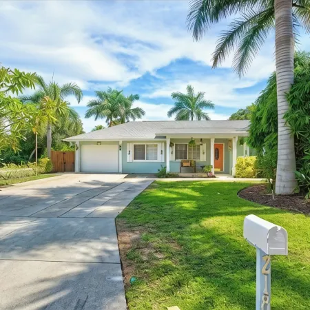 Pineapple House - Near Beaches - Private South Facing Pool & Hot Tub - Walkable