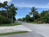 BEACHSIDE COZY GETAWAY! Walk/Bike to Beach,Dining,Bars,Small fenced yard for pet - Wifi