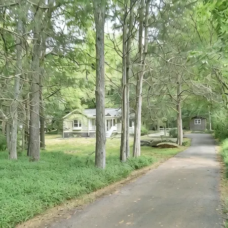 Quiet, elegant cottage just steps from downtown Pittsboro—minutes to Jordan Lake