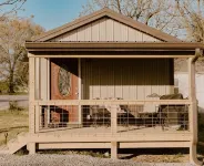 Cozy tiny cabin, close to local activities. Pet friendly. Suited 2 adults. - Chalets