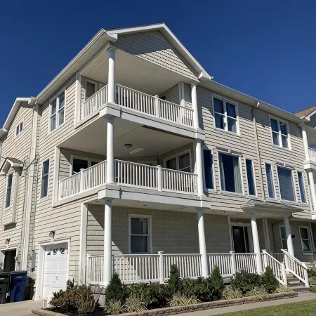 Perfect Beach House; Majestic Ocean Views, less than 100 steps to beach