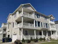 Perfect Beach House; Majestic Ocean Views, less than 100 steps to beach - Gym