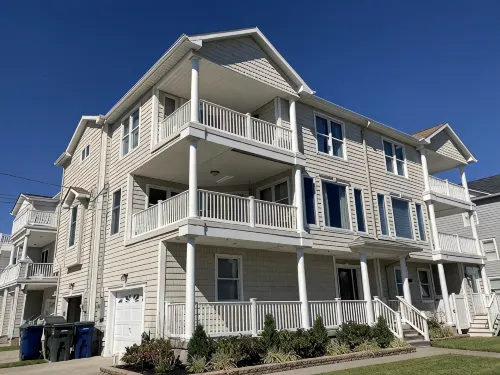 Perfect Beach House; Majestic Ocean Views, less than 100 steps to beach - Gym