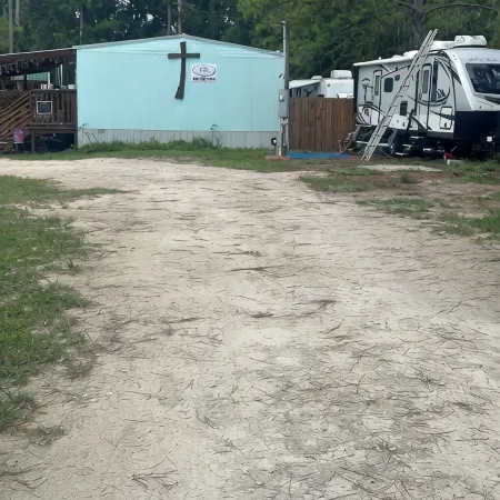 Nice camper in Old Town with fresh water springs all around. WIFI, AC and heat.